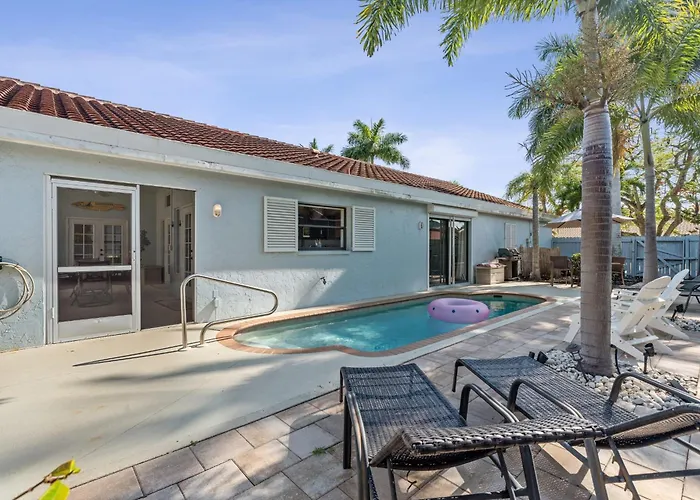 Charming Heated Pool Home - 3 Miles To The Beach, Pet And Family Friendly -Available Year Round!