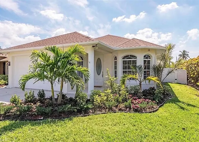 Discreet Retreat, Modern Home With Private Backyard